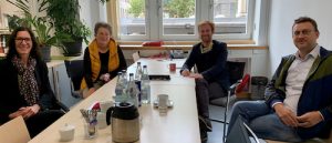 Bettina Stähler, Waltraud Weegmann und Romano Sposito (re.) im Gespräch mit Hannes Rockenbauch